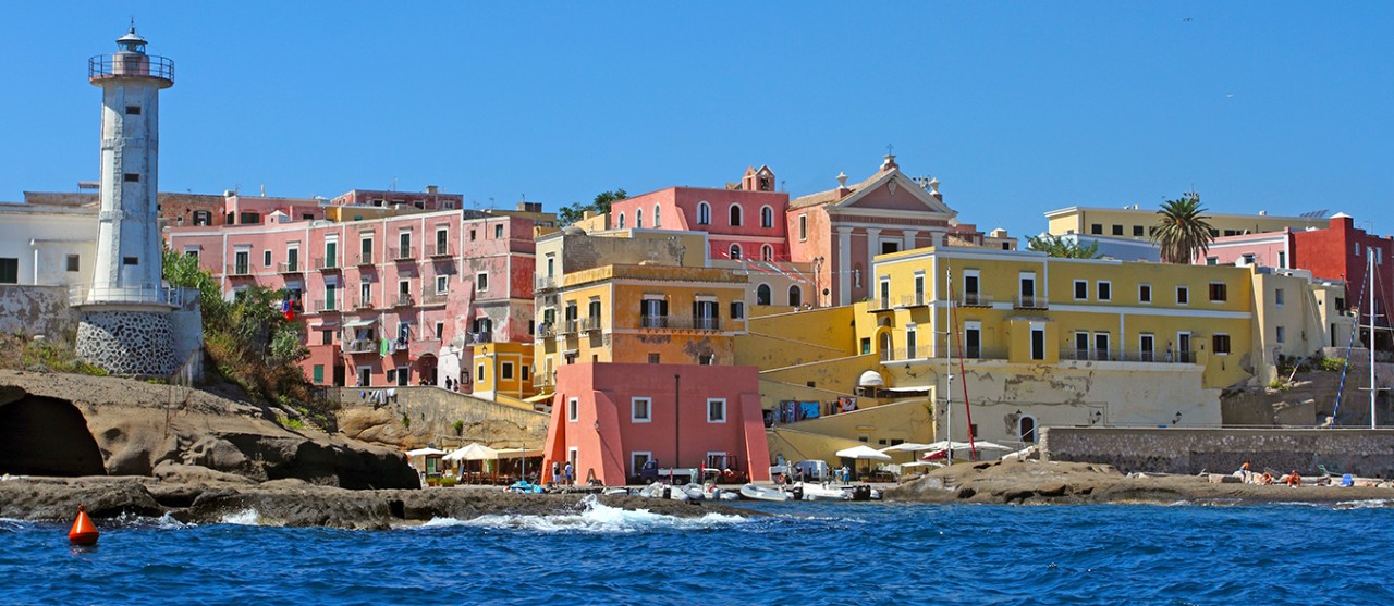 Ventotene: il porto visto da mare