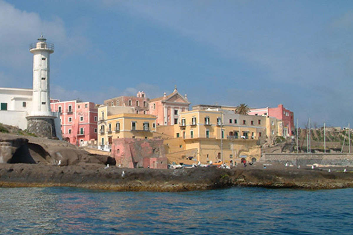 Ventotene: il porto visto da mare